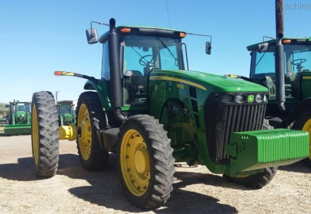 Oldtimer-Traktor des Typs John Deere 8430, Neumaschine in Київ (Bild 1)