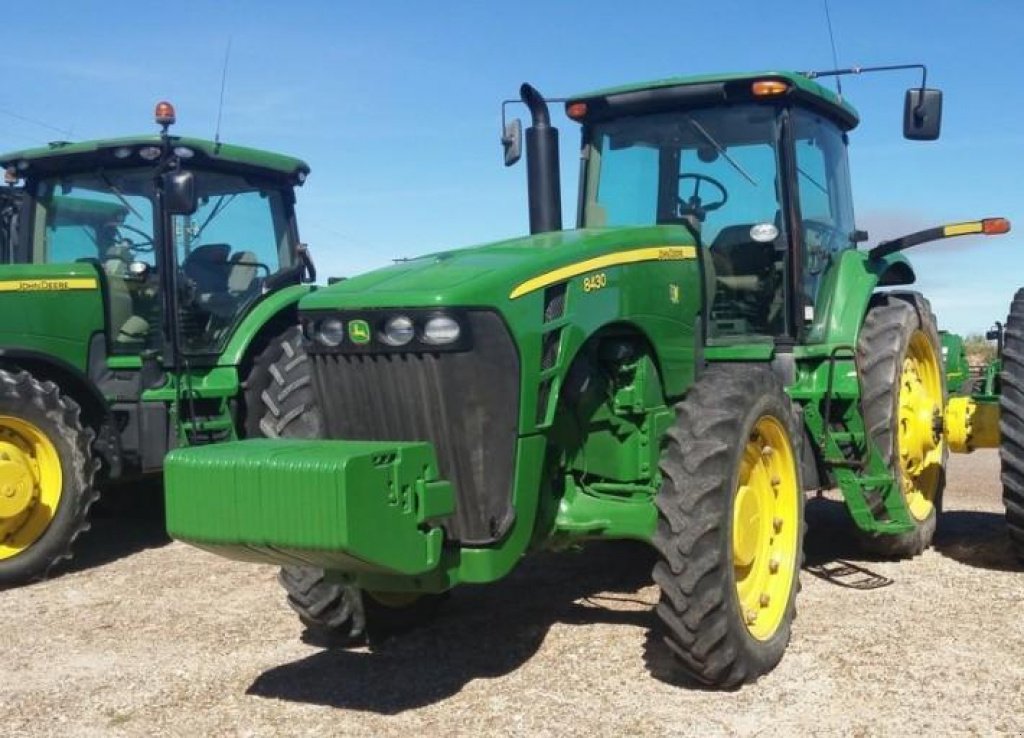 Oldtimer-Traktor des Typs John Deere 8430, Neumaschine in Київ (Bild 4)