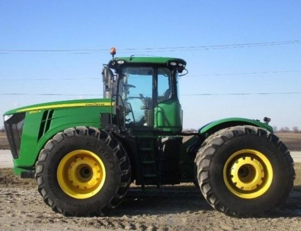 Oldtimer-Traktor des Typs John Deere 9560R, Neumaschine in Київ (Bild 4)