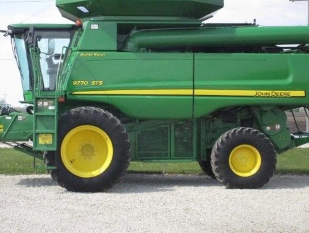 Oldtimer-Mähdrescher of the type John Deere 9770 STS, Neumaschine in Київ (Picture 7)