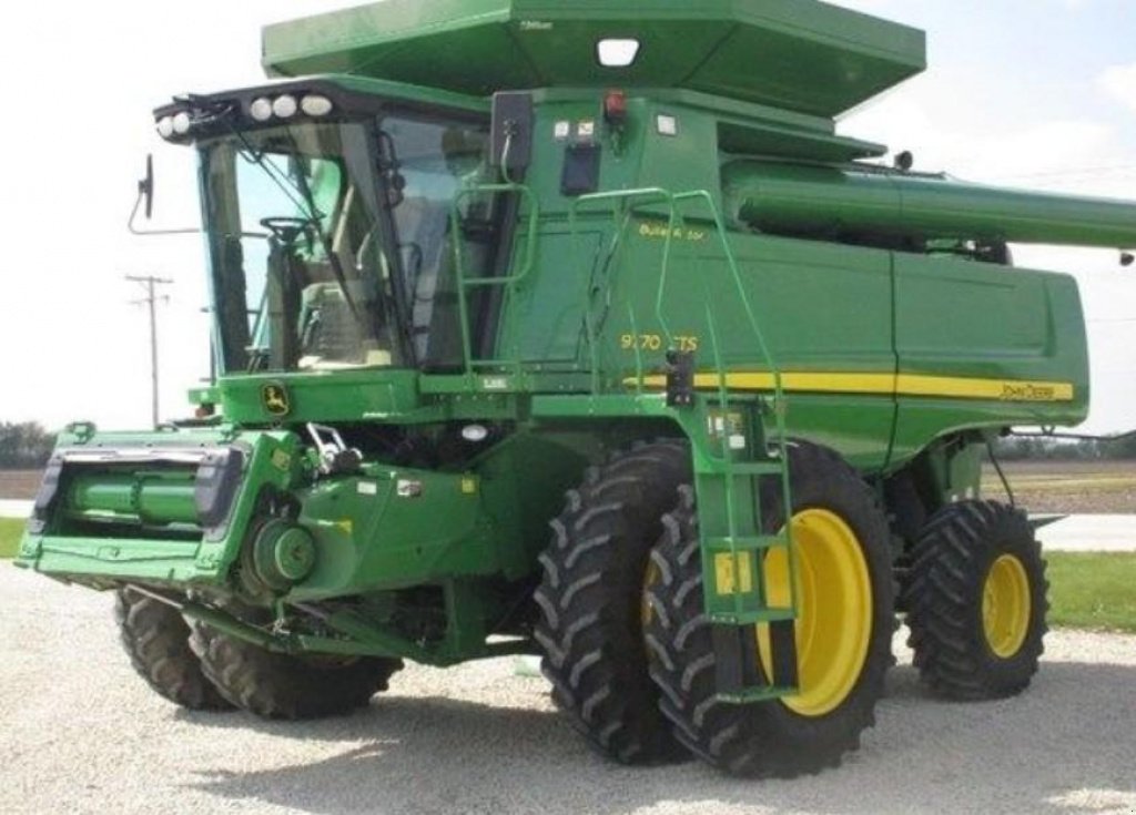 Oldtimer-Mähdrescher of the type John Deere 9770 STS, Neumaschine in Київ (Picture 1)