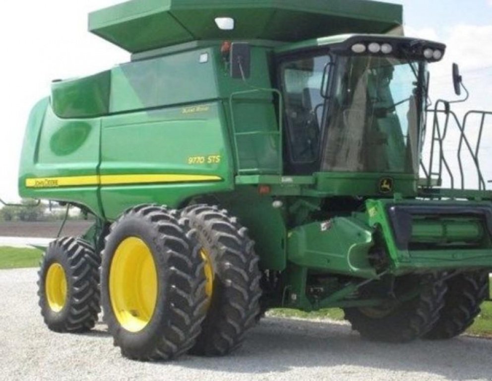 Oldtimer-Mähdrescher of the type John Deere 9770 STS, Neumaschine in Київ (Picture 4)