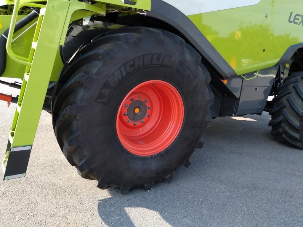 Oldtimer-Mähdrescher des Typs CLAAS Lexion 770, Neumaschine in Київ (Bild 8)