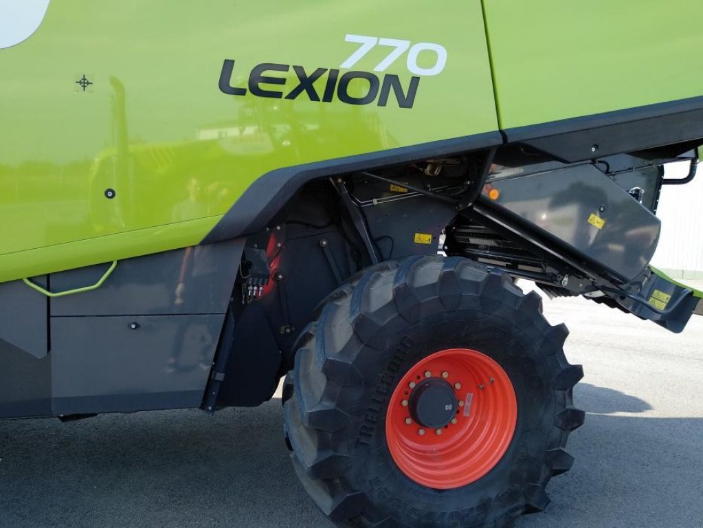 Oldtimer-Mähdrescher des Typs CLAAS Lexion 770, Neumaschine in Київ (Bild 7)