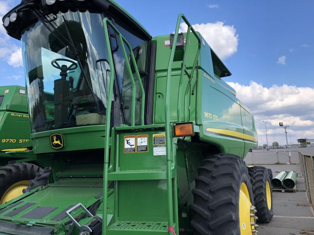 Oldtimer-Mähdrescher des Typs John Deere 9670 STS,  in Київ (Bild 4)