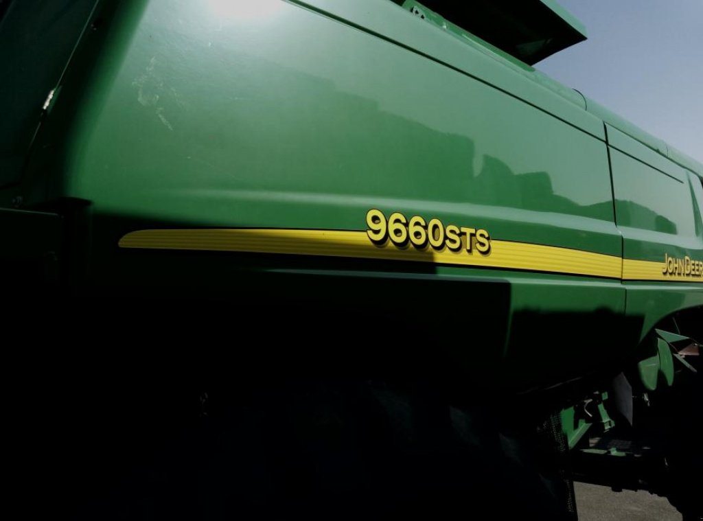 Oldtimer-Mähdrescher des Typs John Deere 9660 STS,  in Київ (Bild 7)
