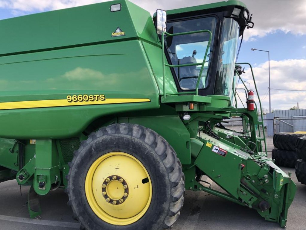 Oldtimer-Mähdrescher des Typs John Deere 9660 STS,  in Київ (Bild 8)