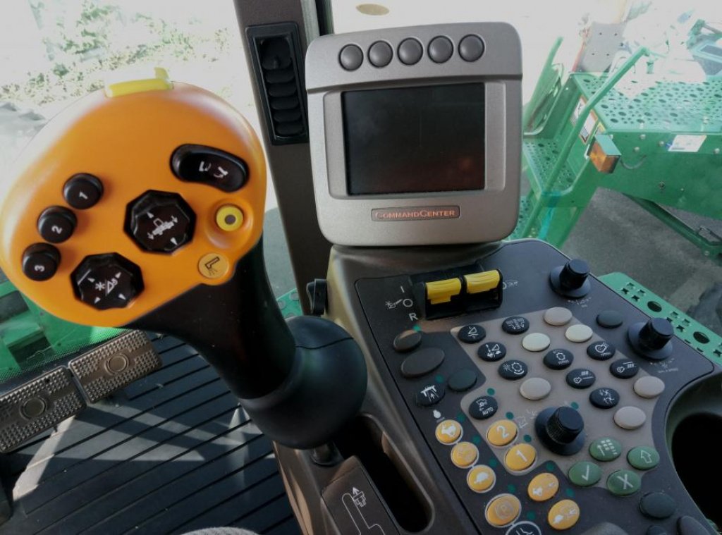 Oldtimer-Mähdrescher del tipo John Deere 9870 STS,  In Київ (Immagine 9)