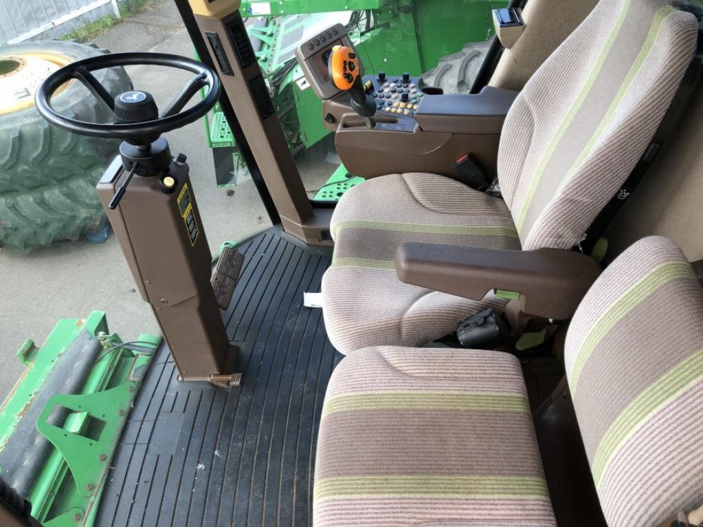 Oldtimer-Mähdrescher del tipo John Deere 9870 STS,  In Київ (Immagine 8)