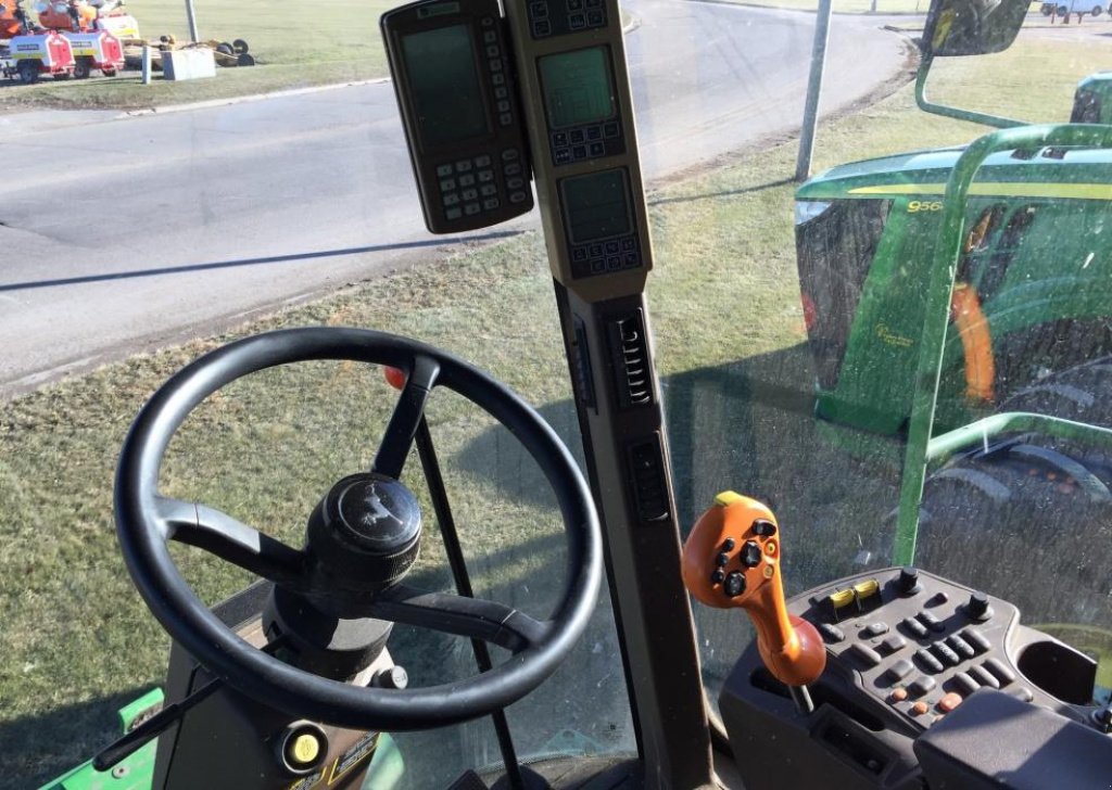 Oldtimer-Mähdrescher des Typs John Deere 9650 STS, Neumaschine in Київ (Bild 7)