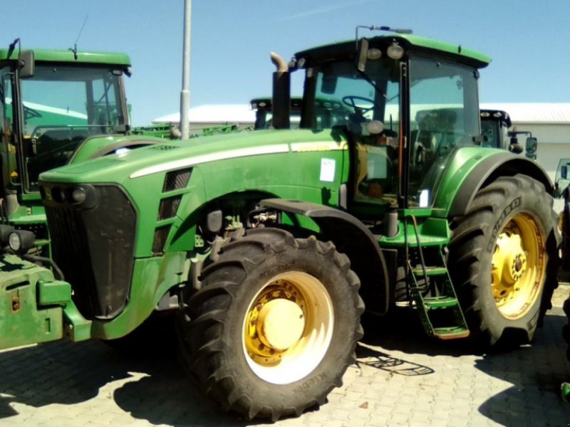 Oldtimer-Traktor Türe ait John Deere 8230, Neumaschine içinde Київ (resim 1)