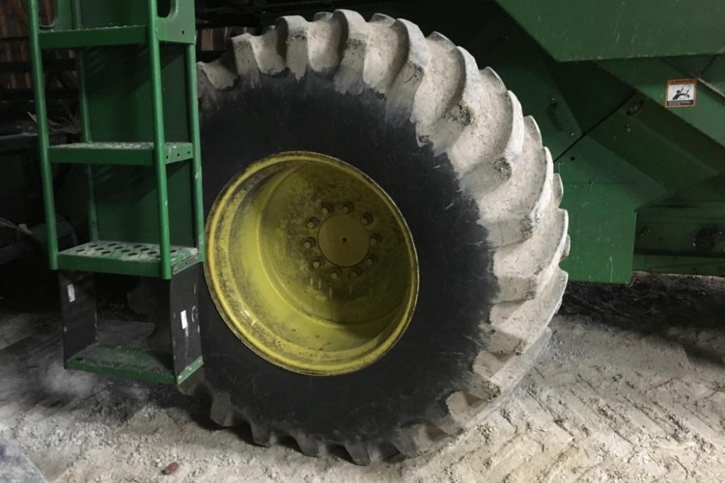 Oldtimer-Mähdrescher des Typs John Deere 9500, Neumaschine in Київ (Bild 7)