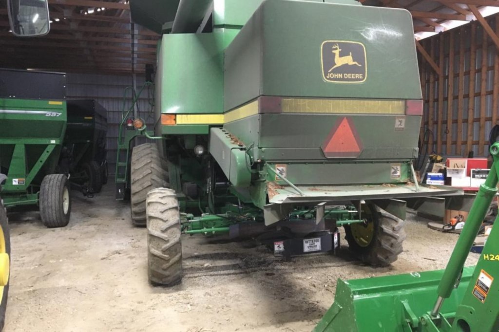 Oldtimer-Mähdrescher des Typs John Deere 9500, Neumaschine in Київ (Bild 6)