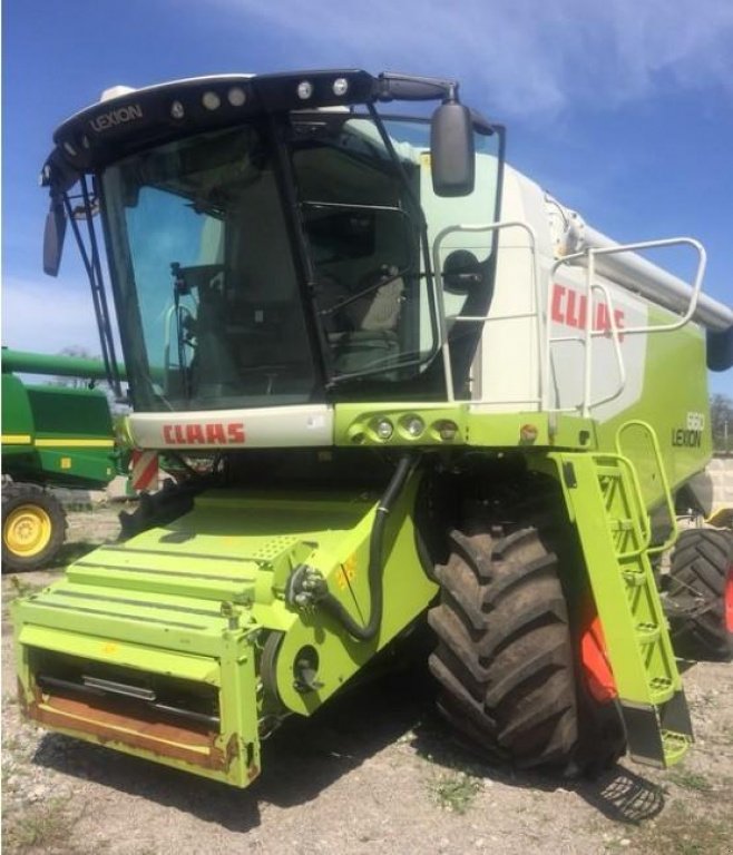 Oldtimer-Mähdrescher des Typs CLAAS Lexion 660, Neumaschine in Пролиски (Bild 1)