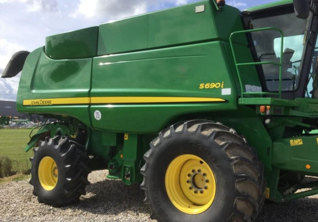 Oldtimer-Mähdrescher tipa John Deere S690i,  u Пролиски (Slika 1)