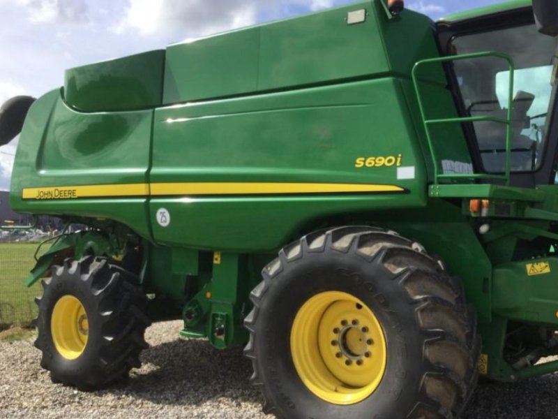 Oldtimer-Mähdrescher of the type John Deere S690i,  in Пролиски (Picture 1)