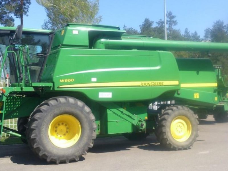 Oldtimer-Mähdrescher del tipo John Deere W660,  en Пролиски (Imagen 1)