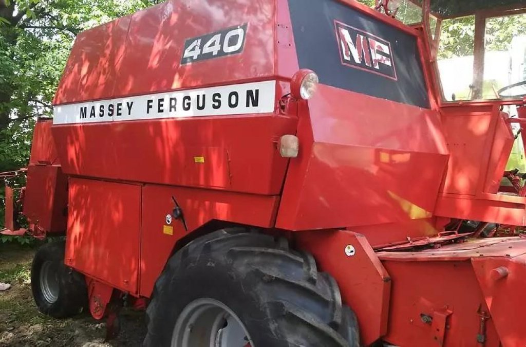 Oldtimer-Mähdrescher des Typs Massey Ferguson 440, Neumaschine in Торчин (Bild 1)