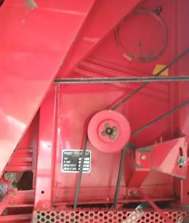 Oldtimer-Mähdrescher des Typs Massey Ferguson 440, Neumaschine in Торчин (Bild 9)