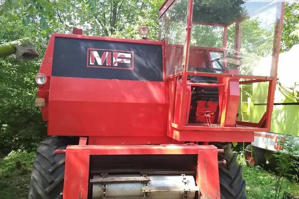Oldtimer-Mähdrescher des Typs Massey Ferguson 440, Neumaschine in Торчин (Bild 7)