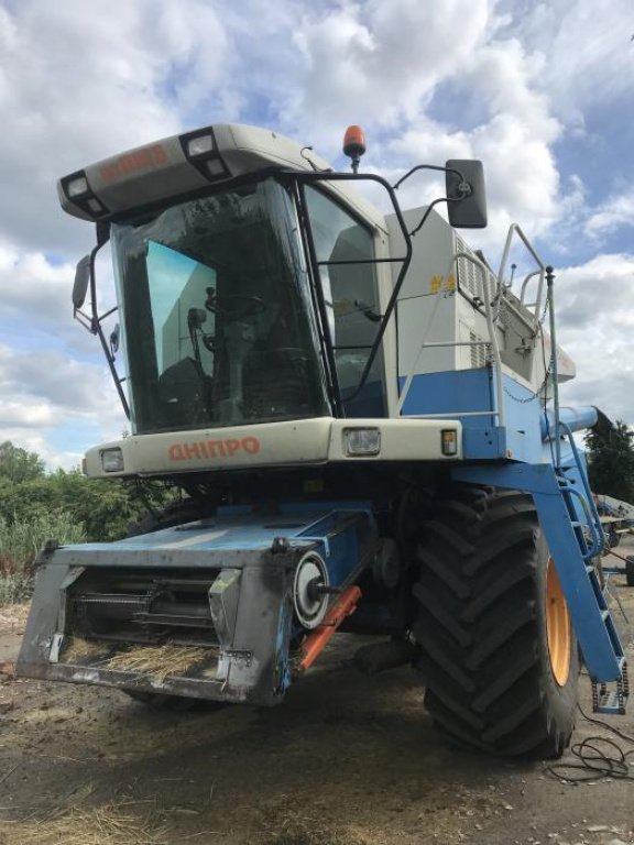 Oldtimer-Mähdrescher des Typs CLAAS Mega 360, Neumaschine in Капітанівка (Bild 1)