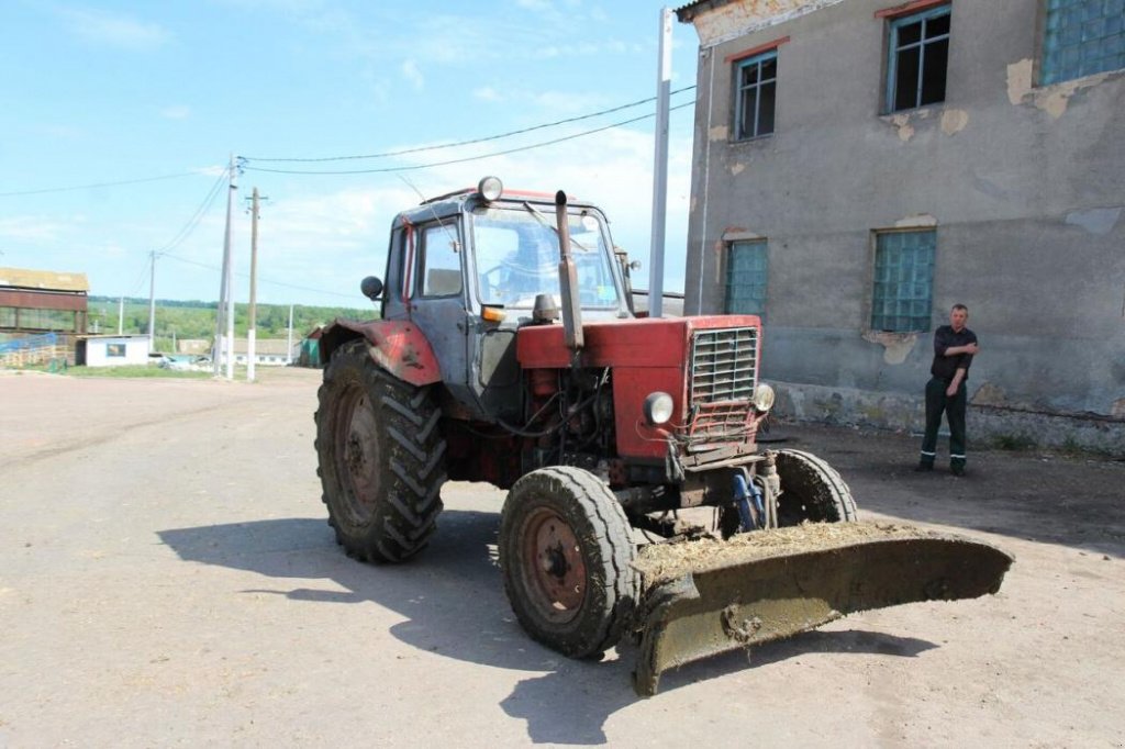 Oldtimer-Traktor του τύπου Belarus Беларус-80, Neumaschine σε Київ (Φωτογραφία 1)