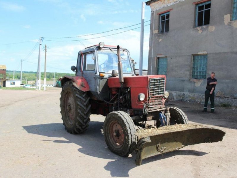 Oldtimer-Traktor of the type Belarus Беларус-80, Neumaschine in Київ (Picture 1)