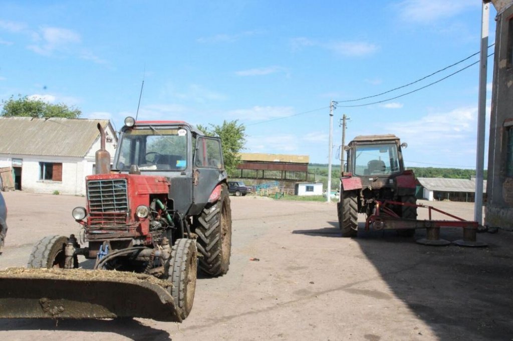 Oldtimer-Traktor of the type Belarus Беларус-80, Neumaschine in Київ (Picture 2)