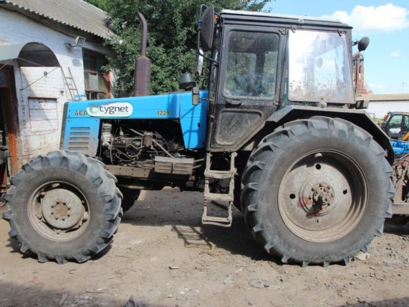 Oldtimer-Traktor del tipo Belarus Беларус-80, Neumaschine en Київ (Imagen 1)