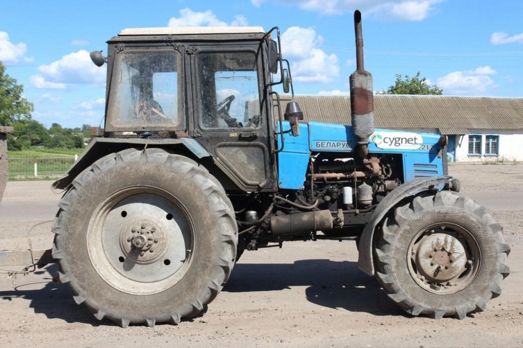 Oldtimer-Traktor des Typs Belarus Беларус-1221.2, Neumaschine in Київ (Bild 4)