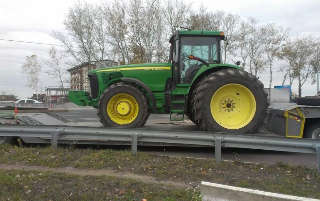 Oldtimer-Traktor des Typs John Deere 8520, Neumaschine in Київ (Bild 2)