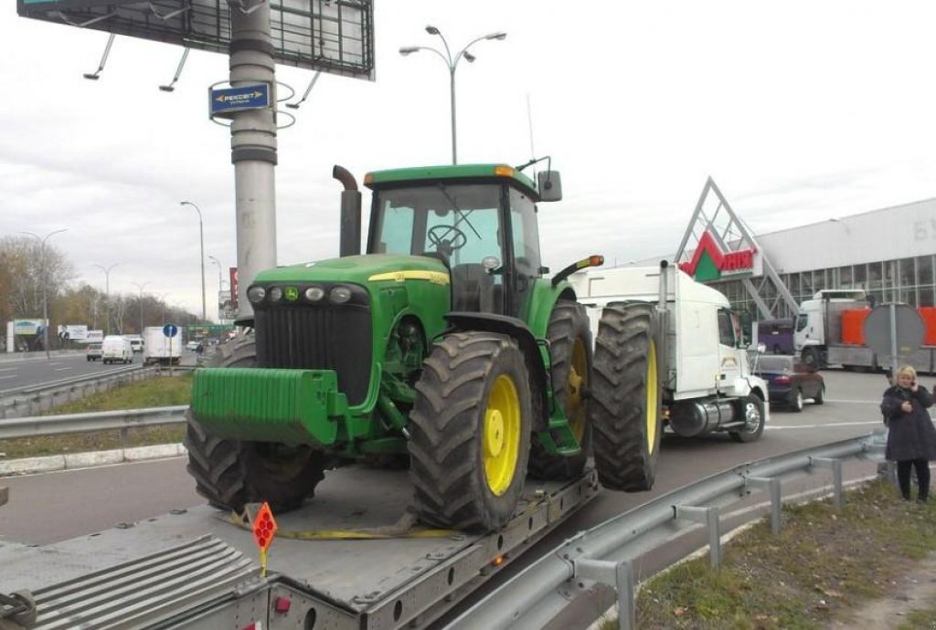 Oldtimer-Traktor des Typs John Deere 8520, Neumaschine in Київ (Bild 1)