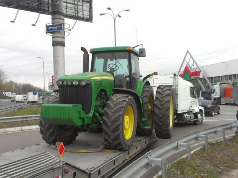 Oldtimer-Traktor του τύπου John Deere 8520, Neumaschine σε Київ
