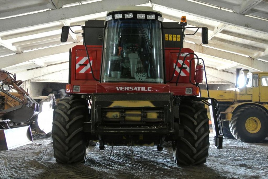 Oldtimer-Mähdrescher tipa Versatile Acros 595 Plus, Neumaschine u Харків (Slika 1)
