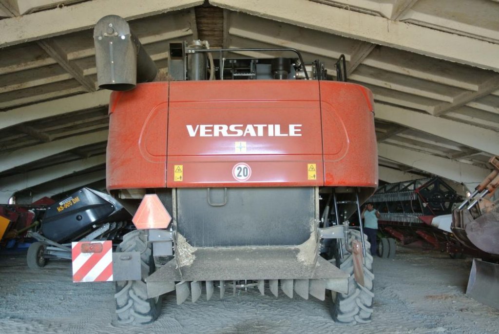 Oldtimer-Mähdrescher tipa Versatile Acros 595 Plus, Neumaschine u Харків (Slika 4)