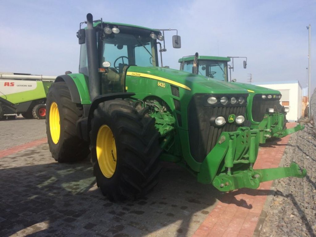Oldtimer-Traktor des Typs John Deere 8430, Neumaschine in Рівне (Bild 4)
