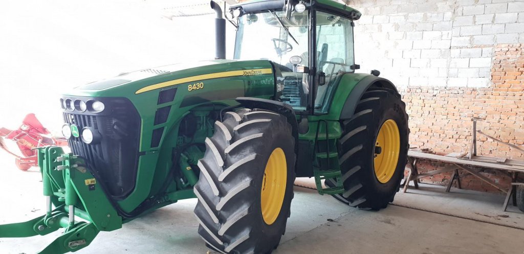 Oldtimer-Traktor des Typs John Deere 8430, Neumaschine in Рівне (Bild 1)