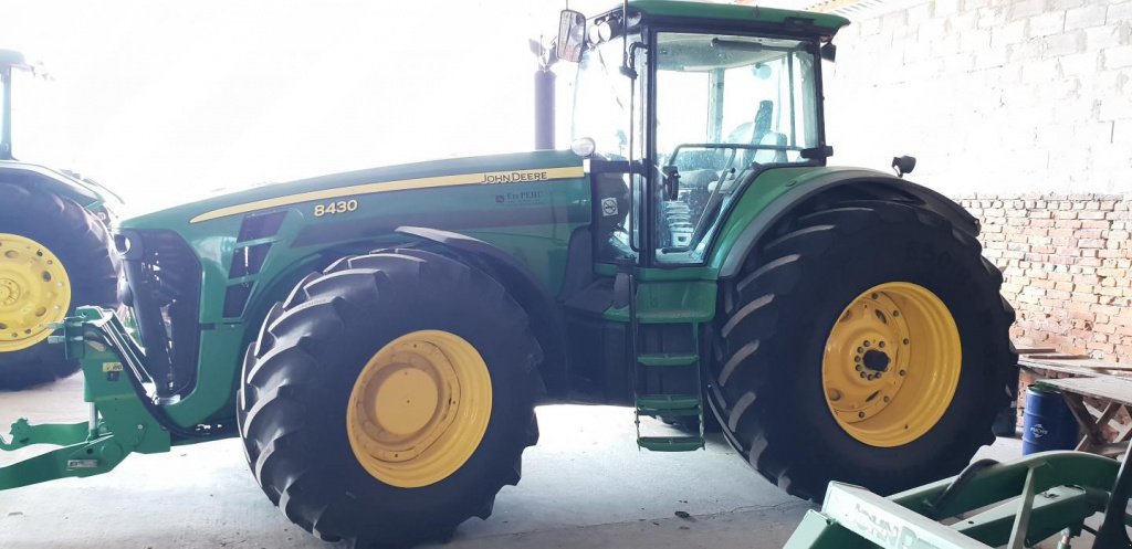 Oldtimer-Traktor des Typs John Deere 8430, Neumaschine in Рівне (Bild 2)