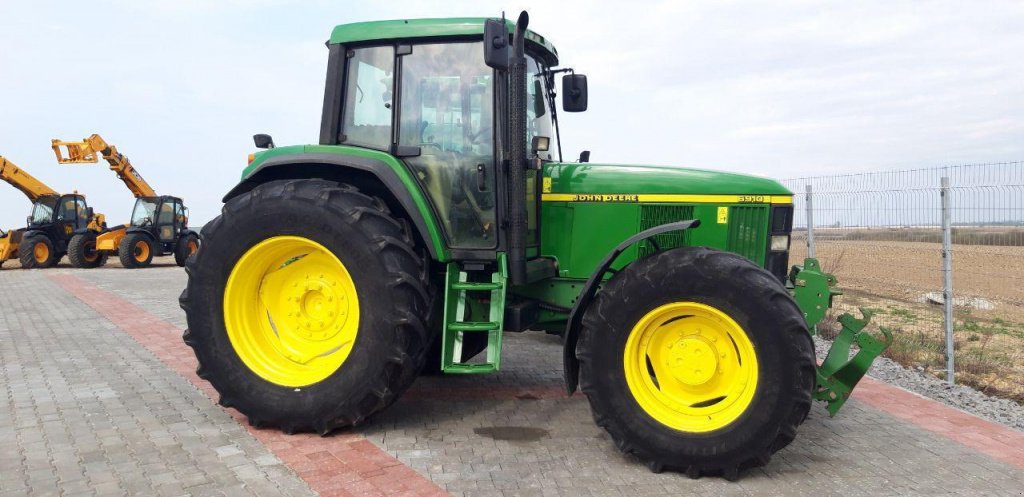 Oldtimer-Traktor des Typs John Deere 6910, Neumaschine in Рівне (Bild 1)