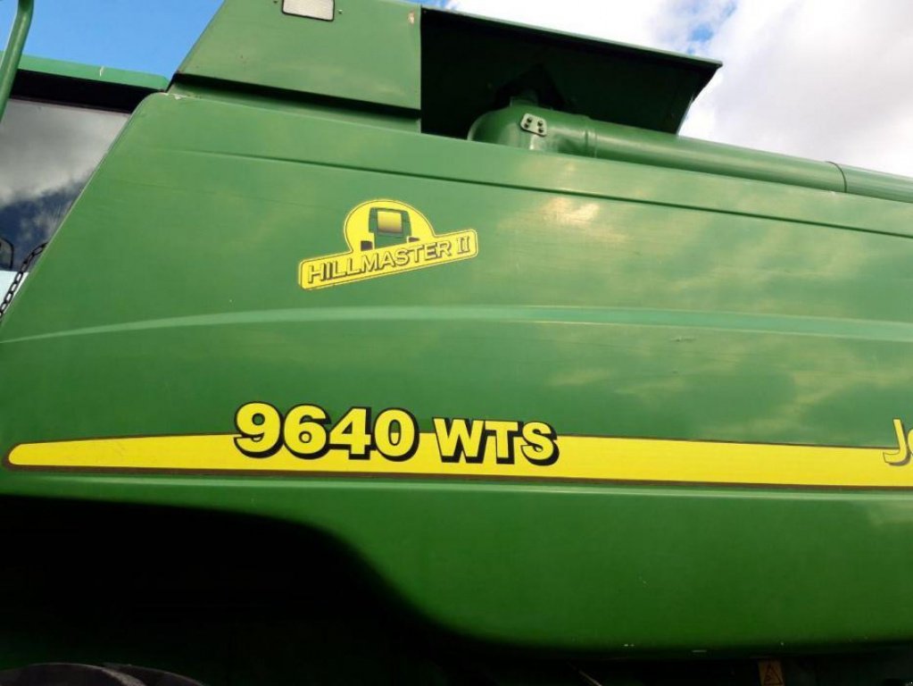 Oldtimer-Mähdrescher des Typs John Deere 9640i WTS, Neumaschine in Рівне (Bild 12)
