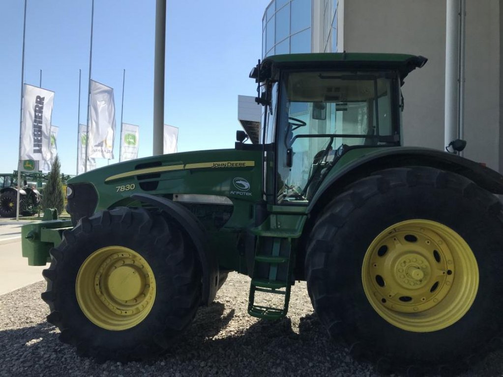 Oldtimer-Traktor des Typs John Deere 7830, Neumaschine in Дніпро (Bild 2)