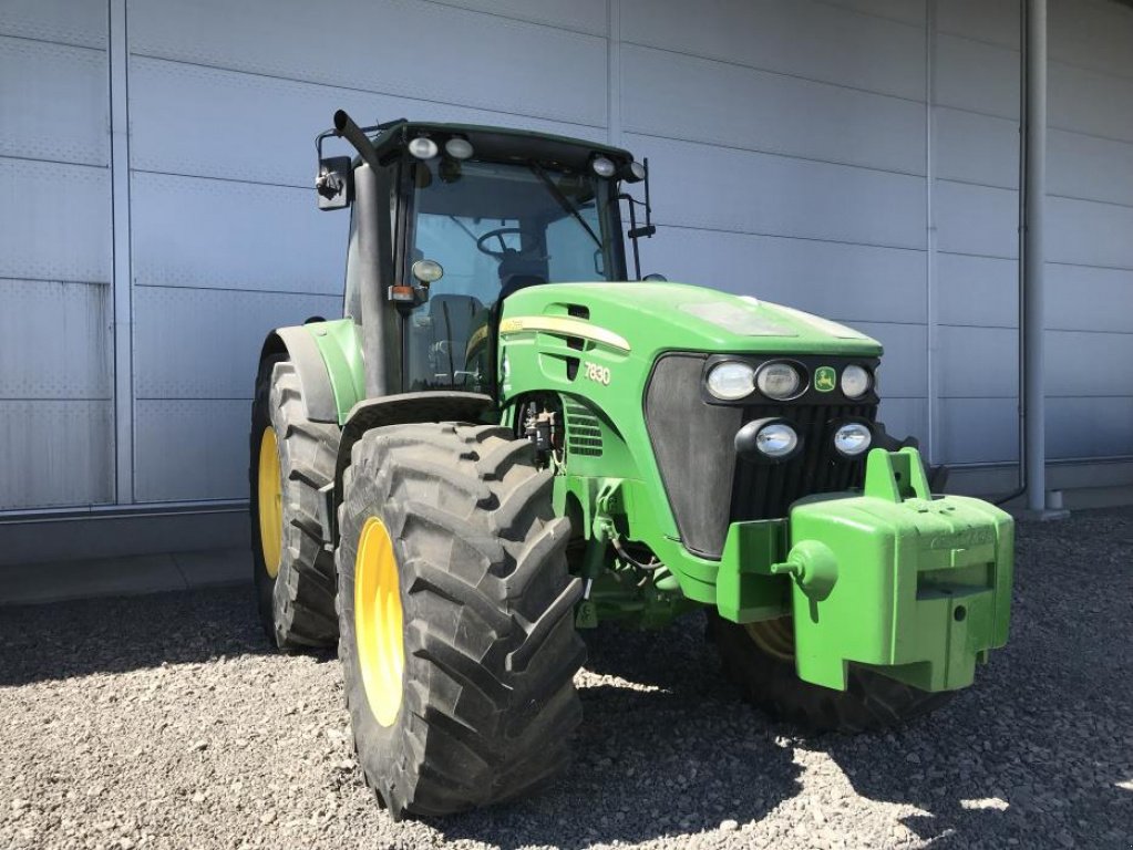 Oldtimer-Traktor des Typs John Deere 7830, Neumaschine in Дніпро (Bild 3)