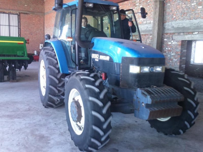 Oldtimer-Traktor des Typs New Holland 8560, Neumaschine in Подворки