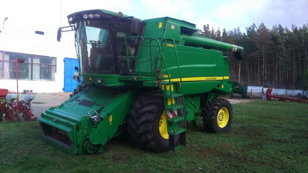 Oldtimer-Mähdrescher des Typs John Deere W660, Neumaschine in Подворки (Bild 1)