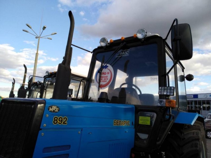 Oldtimer-Traktor tipa Belarus Беларус-892.2, Neumaschine u Полтава (Slika 1)