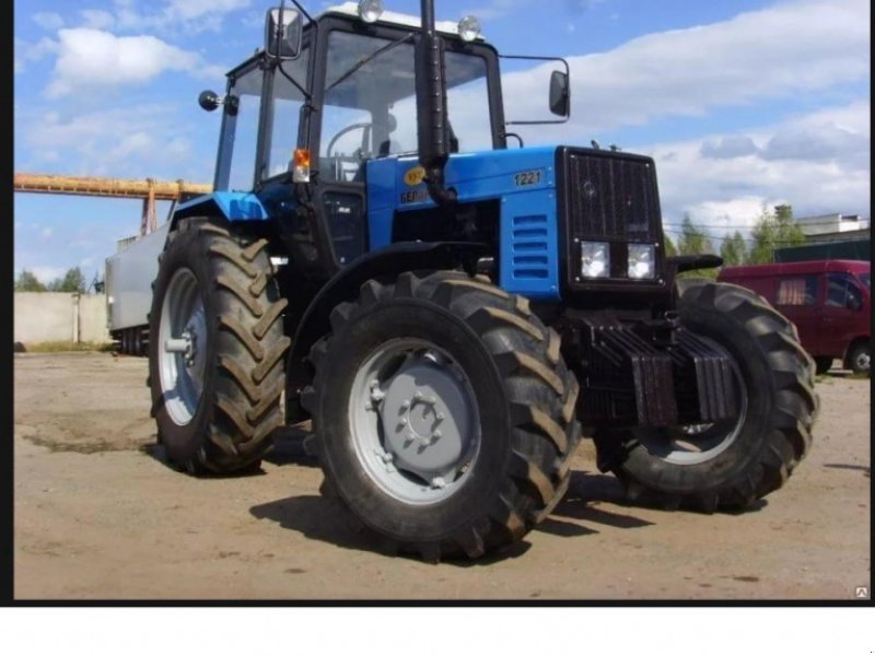 Oldtimer-Traktor des Typs Belarus Беларус-1523, Neumaschine in Не обрано