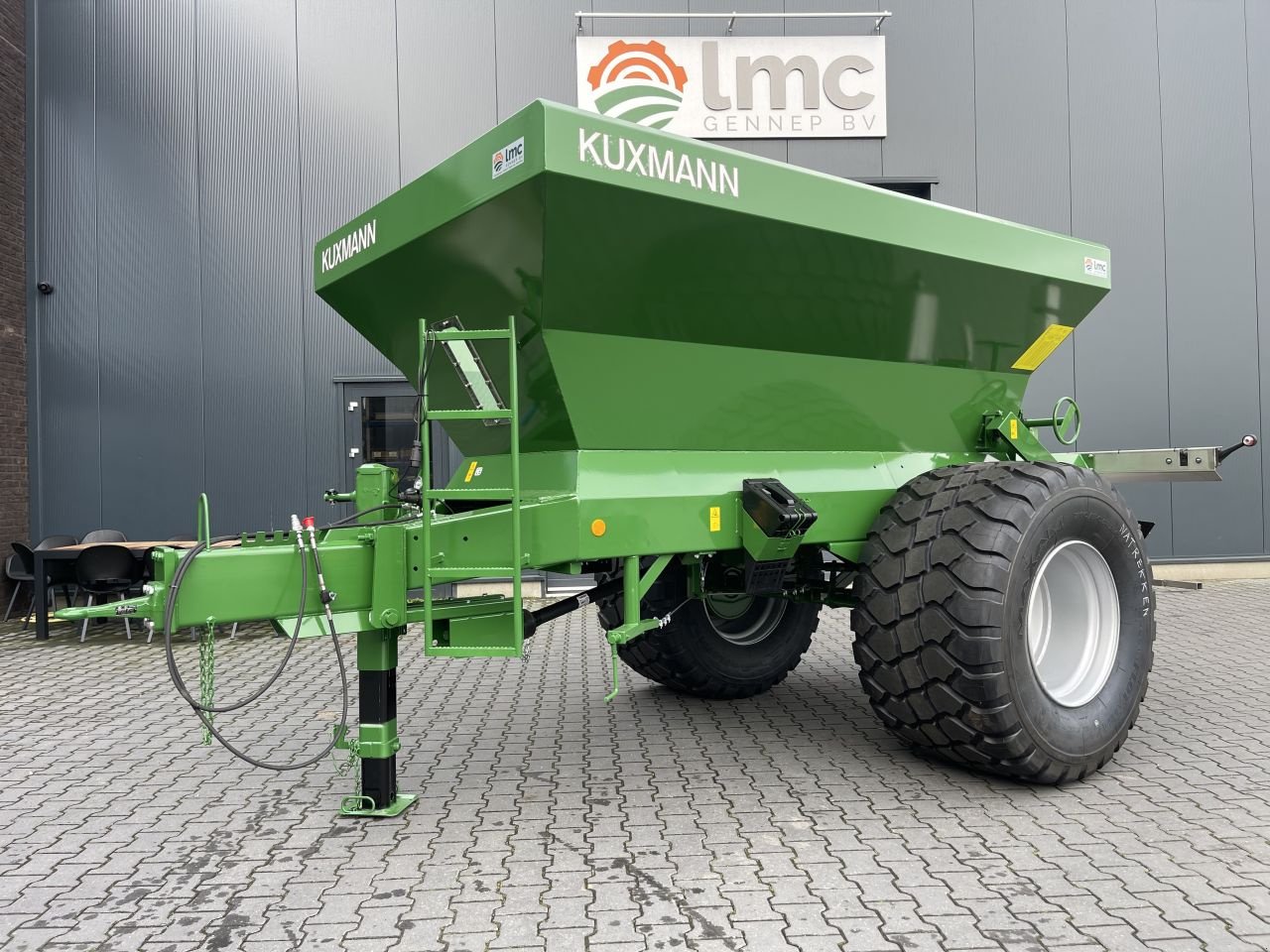 Düngerstreuer of the type Kuxmann K8000, Neumaschine in Geffen (Picture 3)