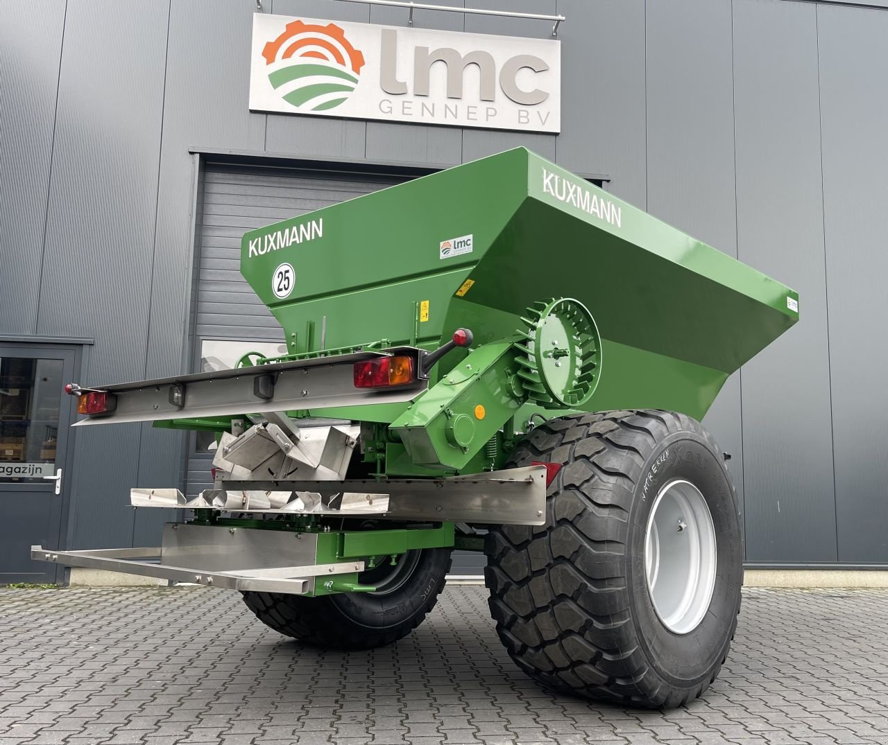 Düngerstreuer of the type Kuxmann K8000, Neumaschine in Geffen (Picture 4)