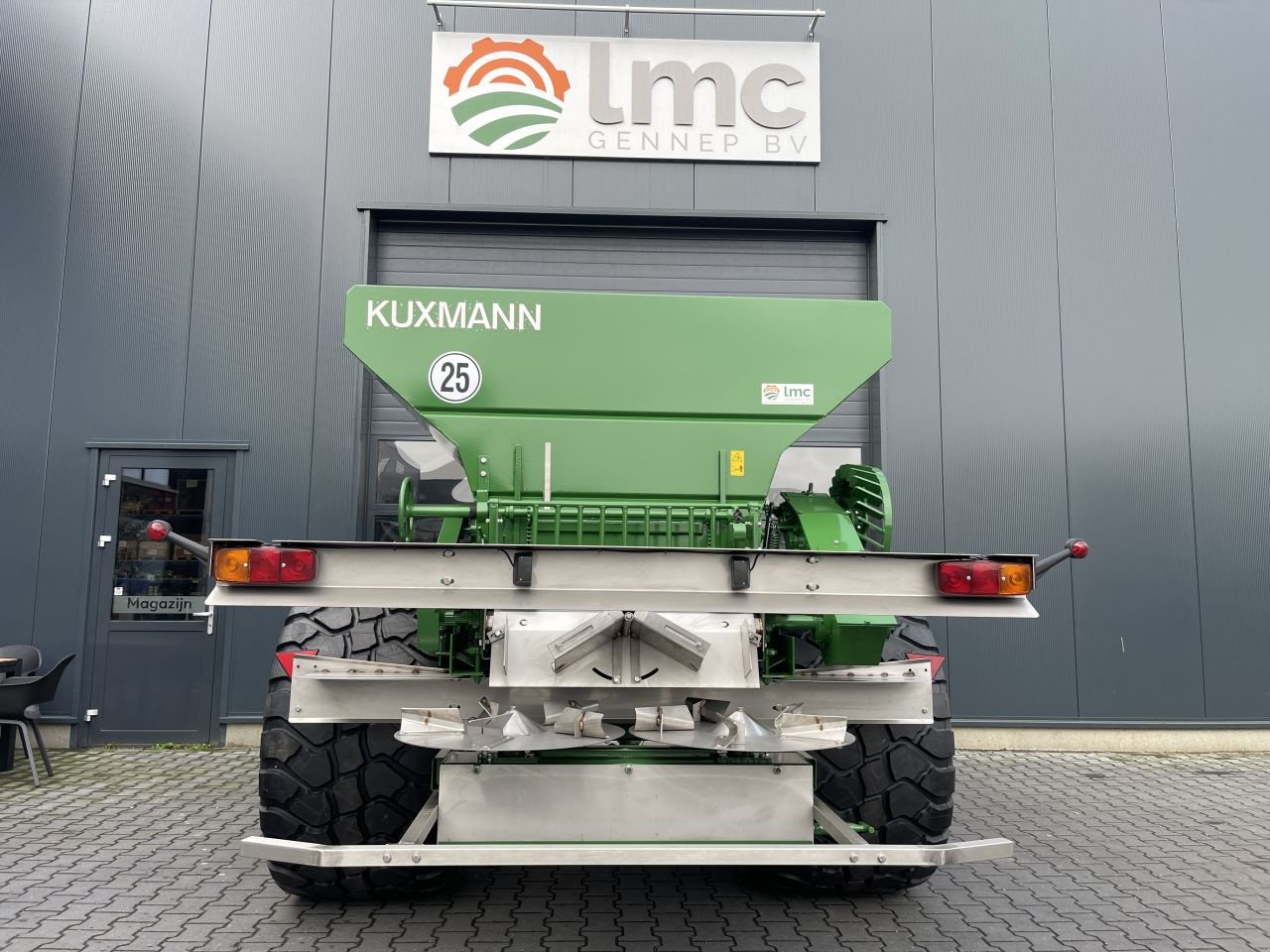 Düngerstreuer of the type Kuxmann K8000, Neumaschine in Geffen (Picture 2)