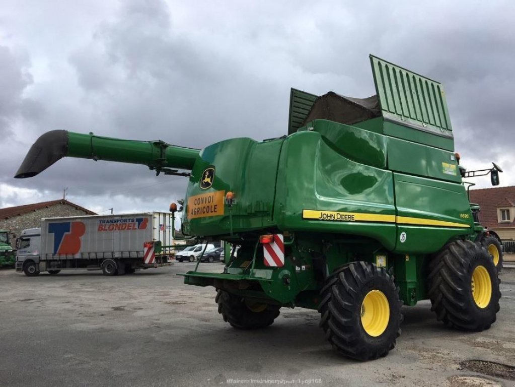 Oldtimer-Mähdrescher des Typs John Deere S690i, Neumaschine in Рівне (Bild 9)